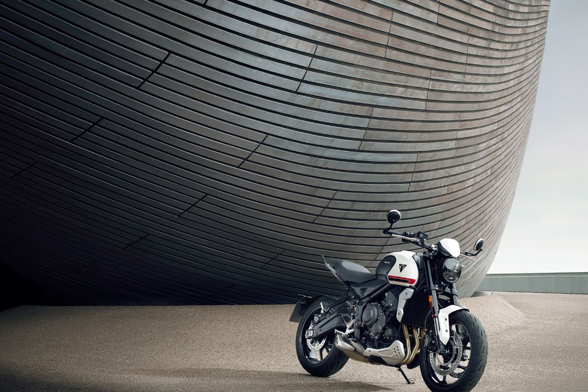 Photos moto roadster anglais Triumph Trident 660