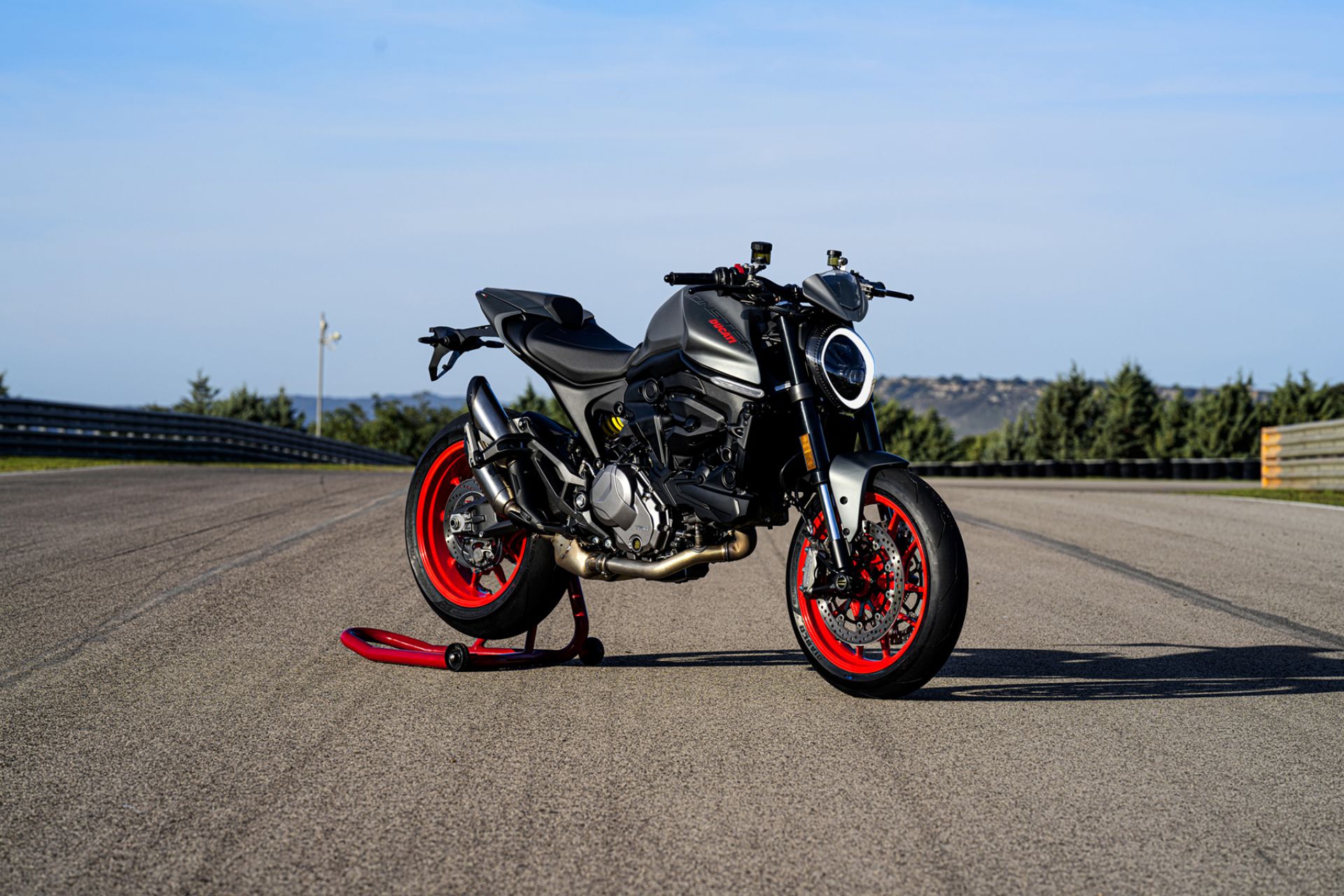Photo moto roadster Ducati Monster 2021