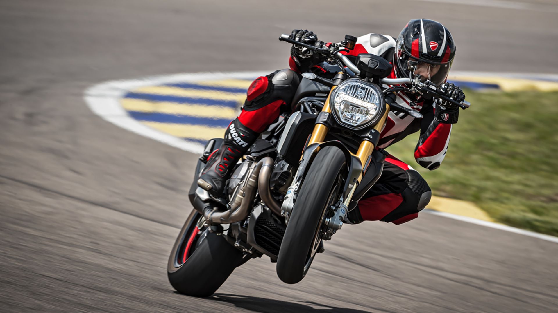 Photo moto roadster Ducati Monster 2021