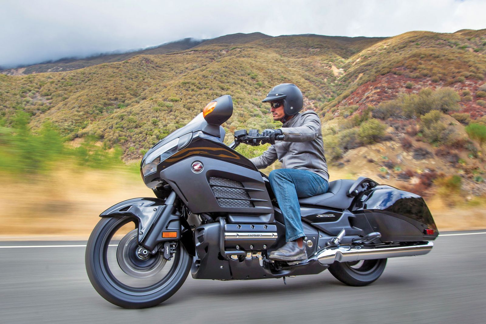 Photos de la Honda Gold Wing GL, du très très grand tourisme...