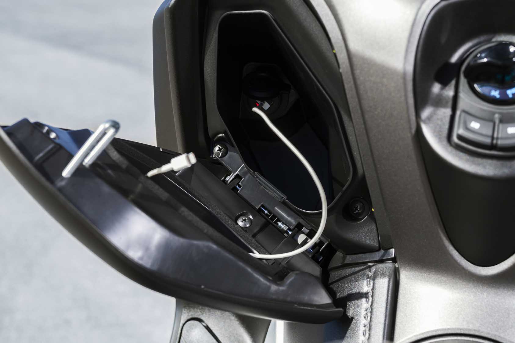 chargeur smartphone Yamaha X Max 300