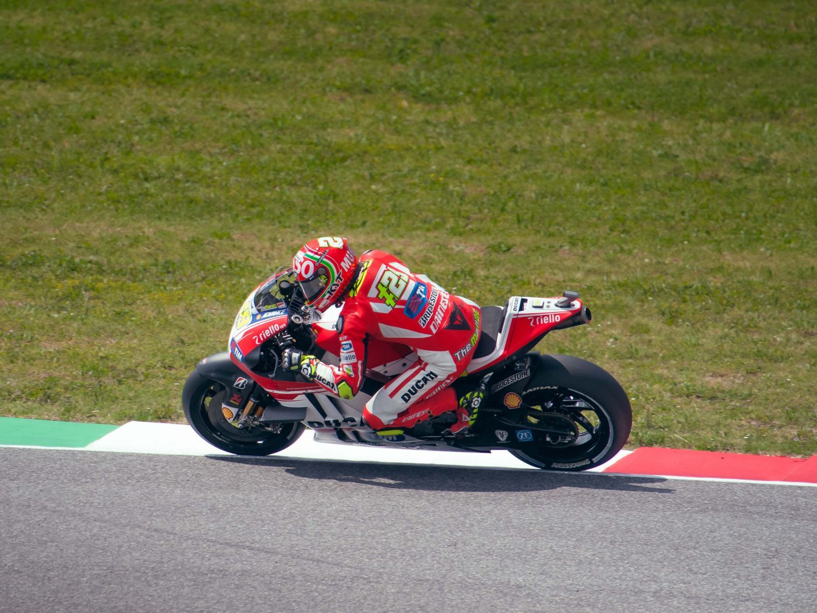 Moto de course rouge