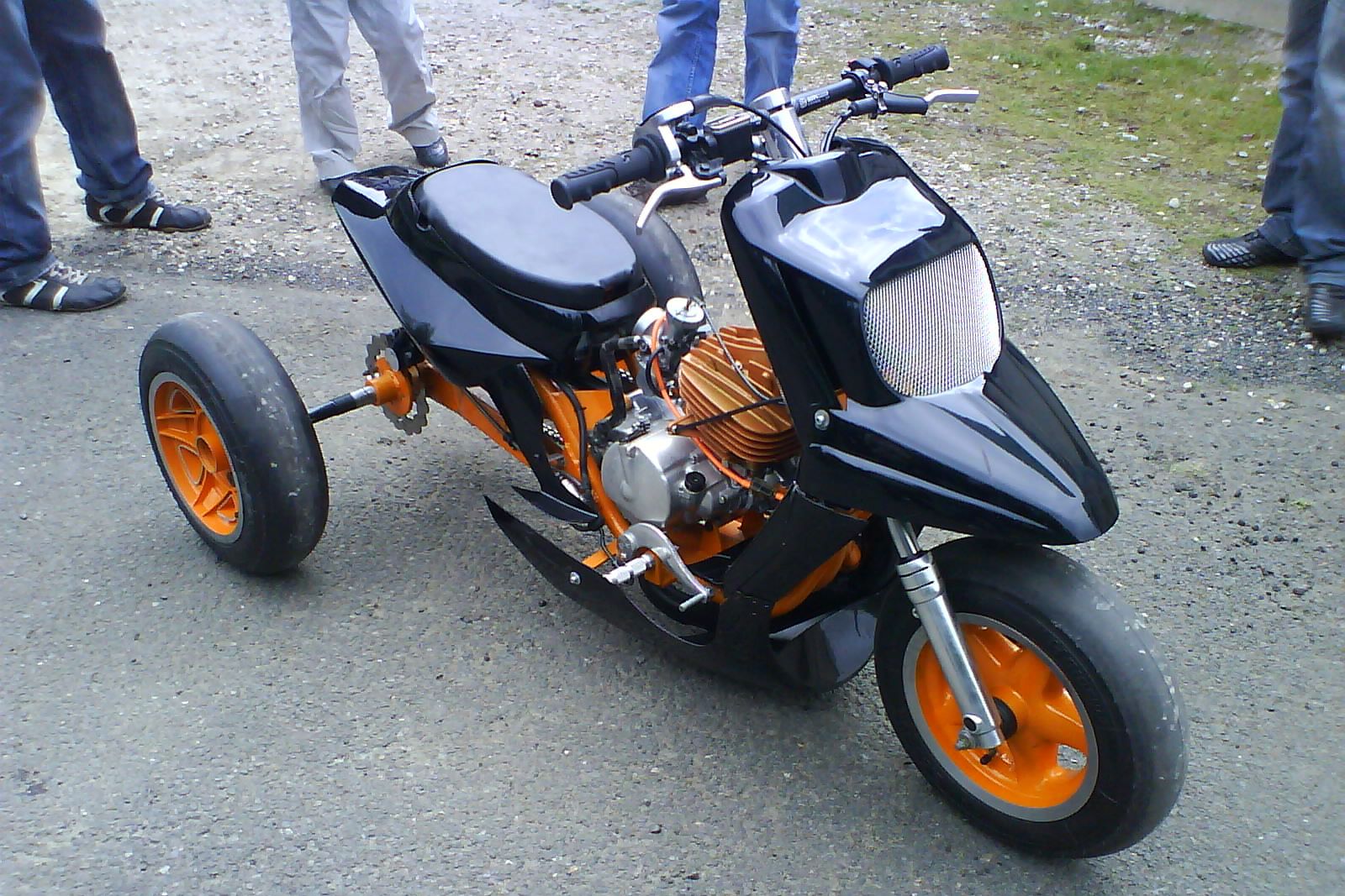 Scooters et deux roues insolites