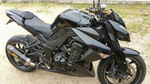 Kawasaki Z1000 full black avec Akrapovic