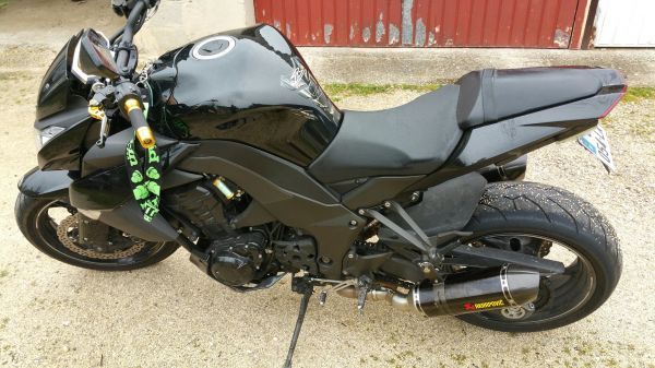 Kawasaki Z1000 full black avec Akrapovic