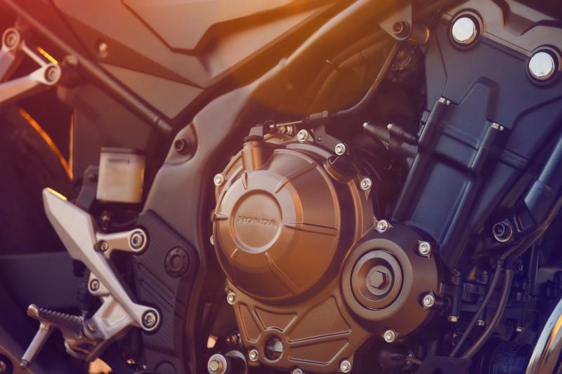 Moto Honda CB 500 F : Moteur 2 cylindres en ligne de 471 cm³ Performant en Action