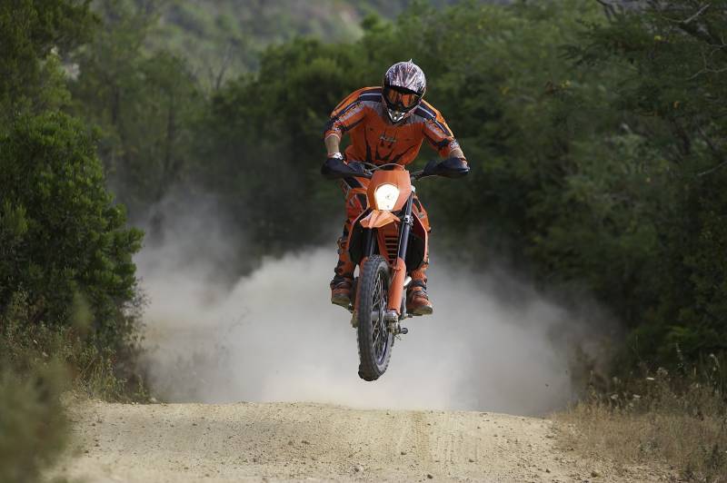 Enduro, moto cross homologué pour rouler sur la voie publique