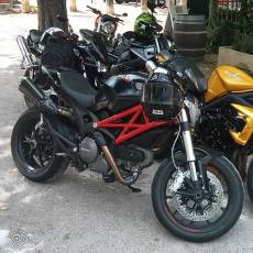 moto roadster sportive