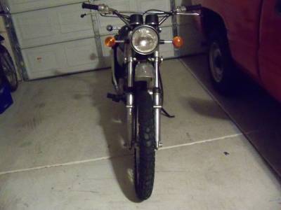 La moto tout terrain 1975 Suzuki TS 400