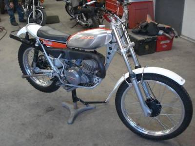 Le tout terrain SUZUKI RL250 de 1974, moto de trial