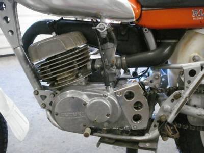 Le tout terrain SUZUKI RL250 de 1974, moto de trial