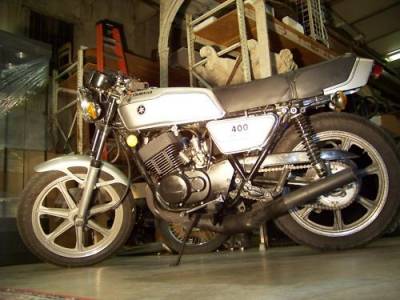 La moto sportive Yamaha RD 400 de 1976