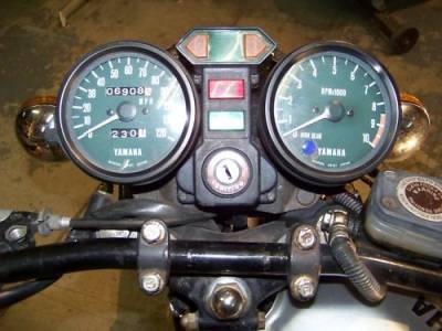 La moto sportive Yamaha RD 400 de 1976