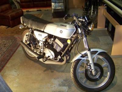 La moto sportive Yamaha RD 400 de 1976