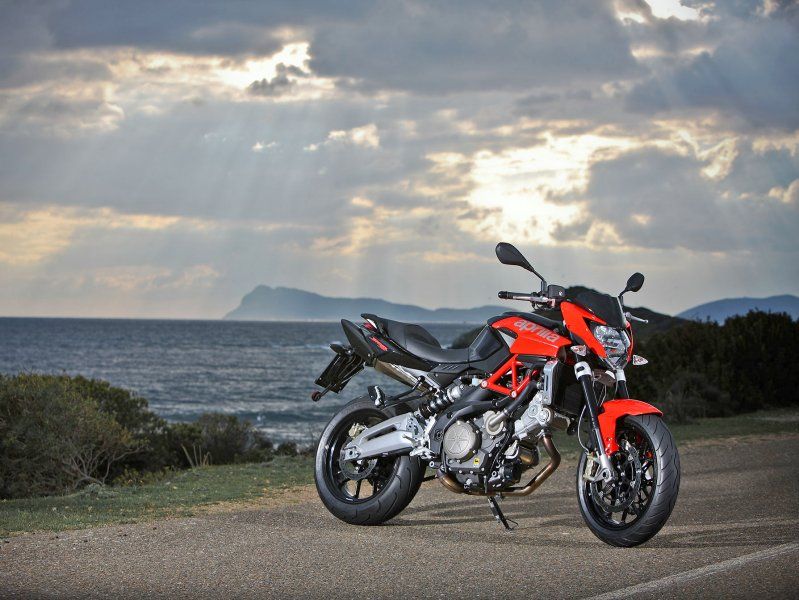 Moto roadster 'naked' Aprilia SHIVER 750