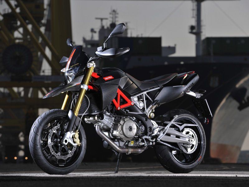 Moto DORSODURO 750 FACTORY le meilleur du savoir-faire et de la recherche par Aprilia
