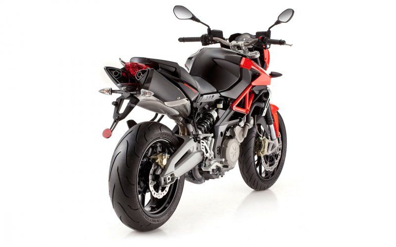 Moto roadster 'naked' Aprilia SHIVER 750