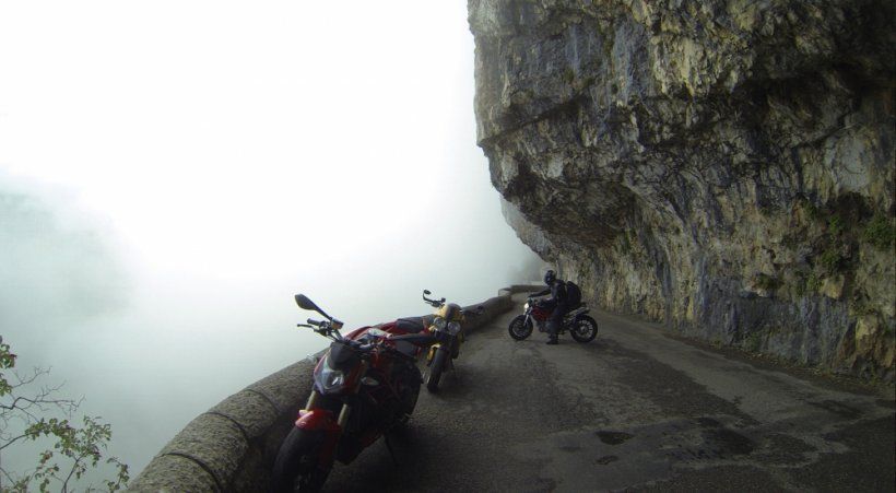 Balade moto sur la route de Combe Laval