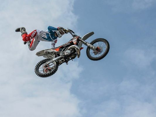 Moto cross figure aérienne