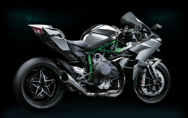 Kawasaki H2R visible en magasin