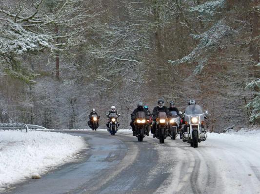 Conseils pratiques pour combattre le froid à moto en hiver