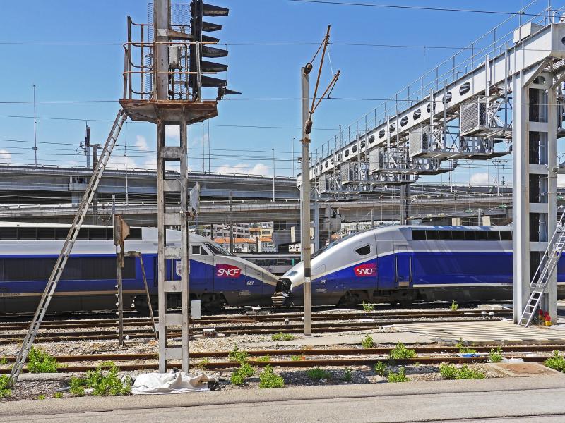 Taxi officiel Gare TGV Aix en Provence pour rejoindre l'aéroport de Marseille  Taxis KD Prestige