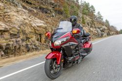 Photos de la Honda Gold Wing GL, du très très grand tourisme...