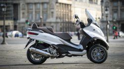 Piaggio MP3, moto or not moto ?