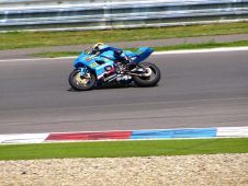 Moto de course en ligne droite