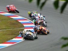 Motos de course dans une courbe