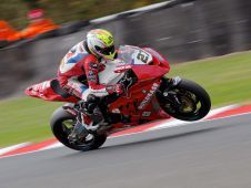 Accélération moto de course sur piste